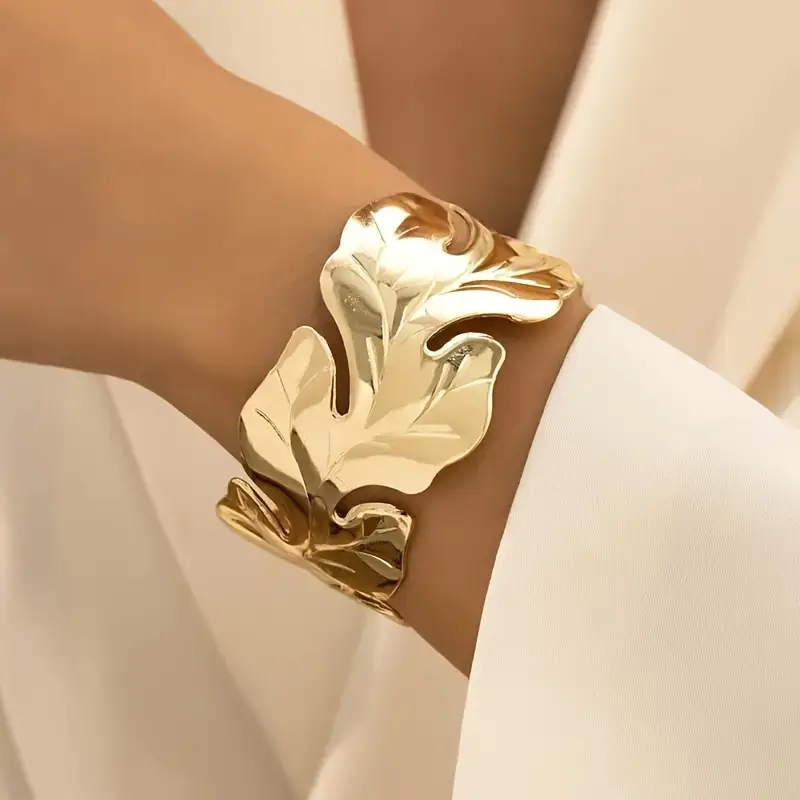 Brazalete con hoja dorada
